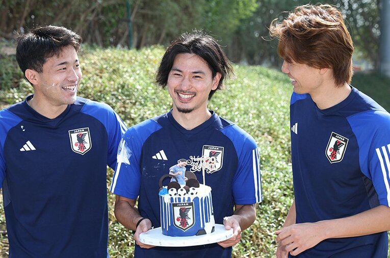 南野拓実29歳の誕生日の一コマ。菅原由勢、板倉滉からケーキをもらって嬉しそう　©JIJI PRESS