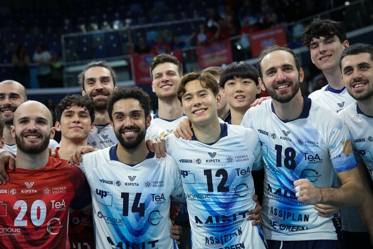 モンツァ時代に一緒にプレーした高橋藍とカチョパ（14番）©︎Takahisa Hirano