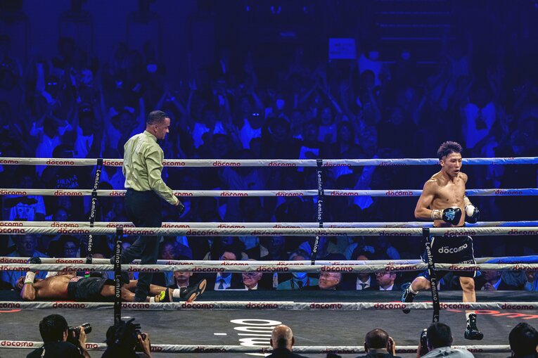 仰向けにダウンした王者フルトン　©︎Takuya Sugiyama