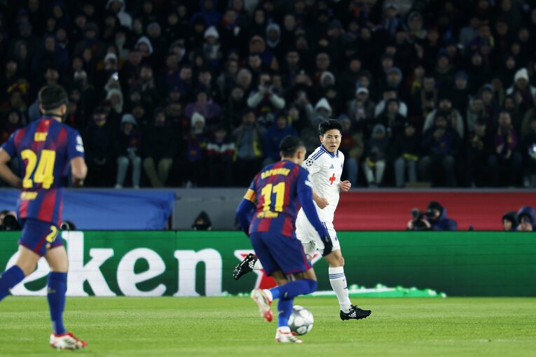 バルサのカウンターにも、冷静に対応する鈴木（写真は右へ続きます）　©Daisuke Nakashima