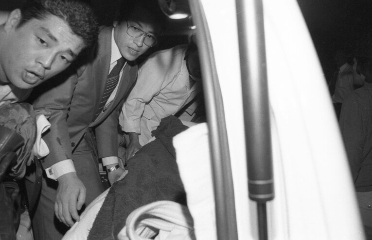 救急車に乗る啓介氏と高田　©Takeshi Yamauchi