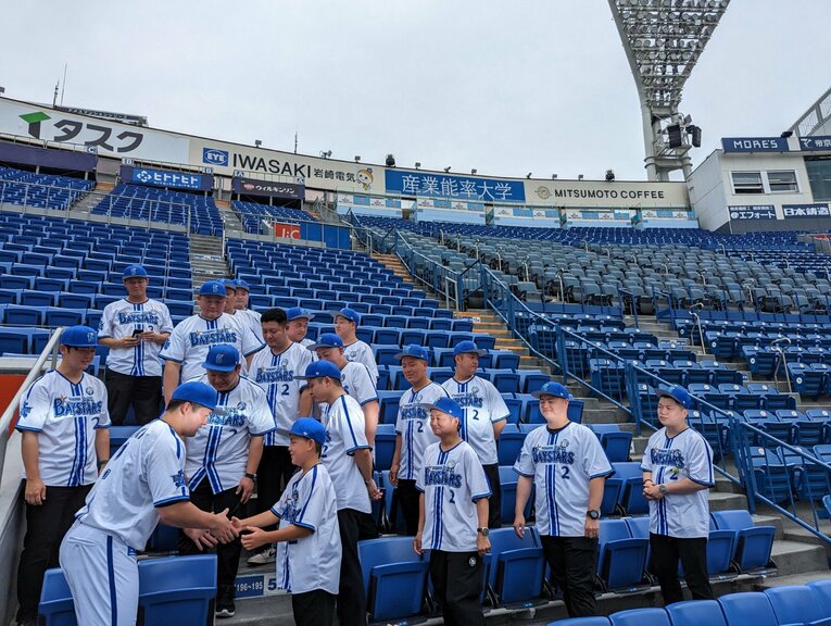 影武者全員から挨拶を受ける牧　©Yu Saito