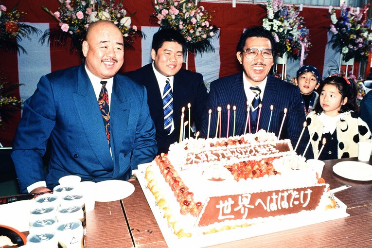 1994年12月21日、横浜・鴨居。大日本プロレスの道場開き。左からケンドー・ナガサキ、谷口裕一、グレート小鹿