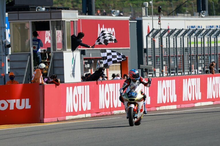 タイトルを争うフェルナンデスに約1秒差をつけてチェッカーフラッグを受ける小椋　photograph by Satoshi Endo