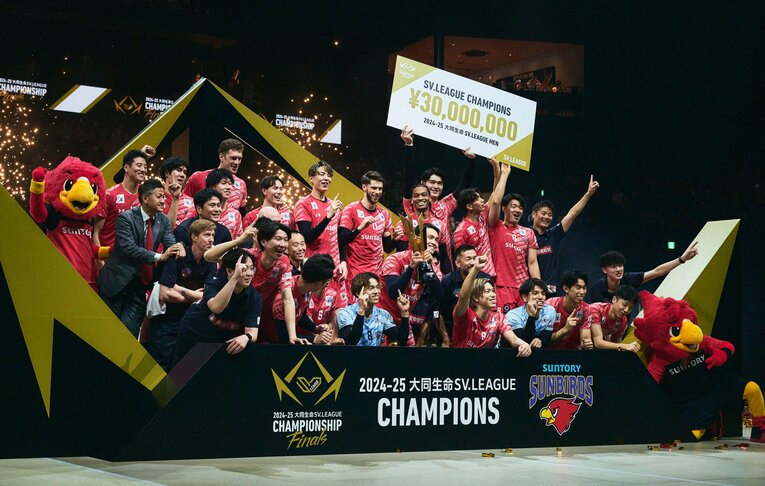 SVリーグ初代王者となったサントリーサンバーズ大阪　©︎Yuki Suenaga