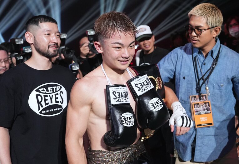 後輩の見事な勝利に目を細める井岡一翔　©Lemino/SECOND CAREER/NAOKI FUKUDA