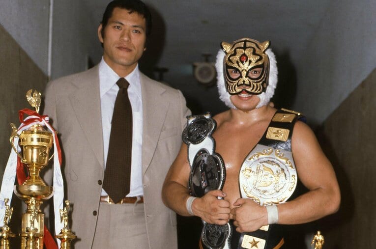 史上初のNWA世界ジュニアヘビー級とWWFジュニアヘビー級2大王座を統一し、アントニオ猪木の祝福を受けるタイガーマスク ／ photograph by 東京スポーツ／アフロ