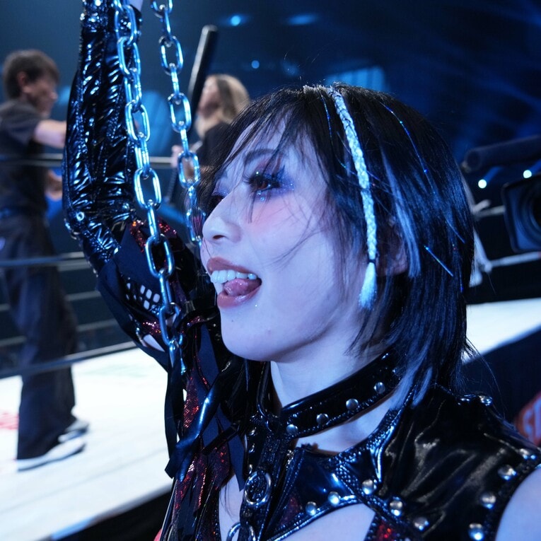 チェーンを持ち出した上谷沙弥　©Essei Hara