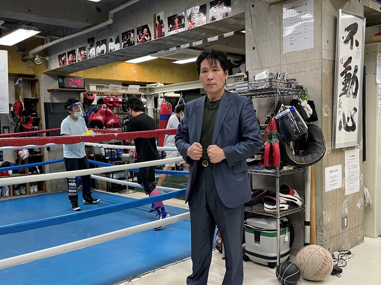 会長を務めるSRSボクシングジムで　©Koh Tanaka