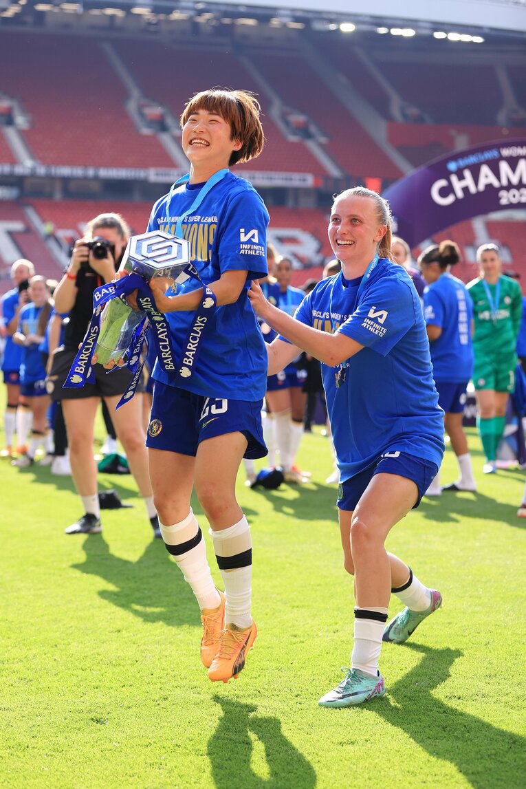 ウィメンズ・スーパーリーグの優勝カップを手に大喜びの浜野　©Getty Images