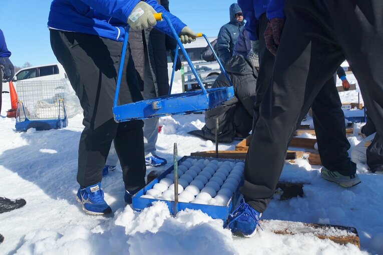 競技雪合戦の雪球は、雪球製造機で作る。1セットに使えるのは90球まで　©Kei Nakamura