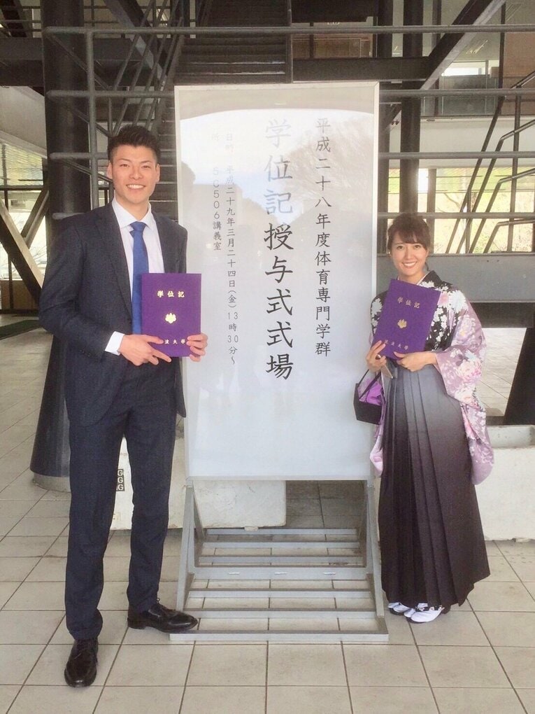 学位授与式で写真に収まる高橋健太郎と伊織さん（写真/伊織さん提供）