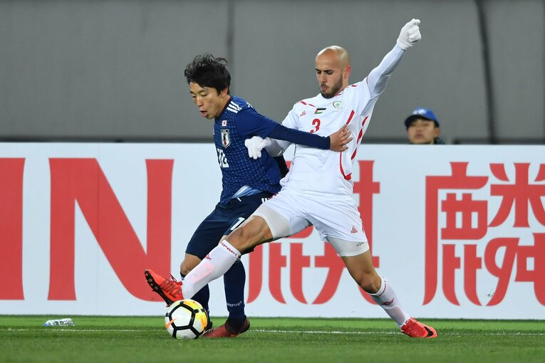 2018年のU-23アジアカップ、三好康児とデュエルするラシド　©Imaginechina/JIJI PRESS