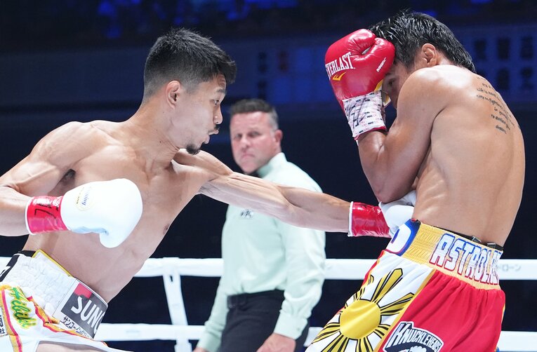 初回、中谷潤人の左ボディストレートがみぞおちに突き刺さった瞬間　©︎Naoki Fukuda