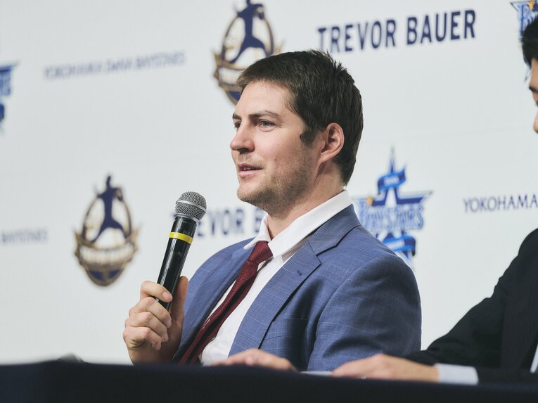 3月24日のDeNA入団会見。スーツ姿で登場　©Yuki Suenaga