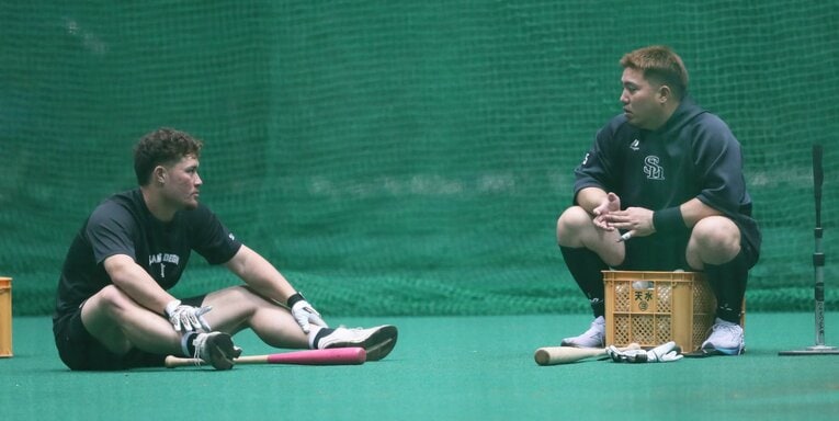 山川穂高と話し込むリチャード（今年の自主トレで）　©Sankei Shimbun