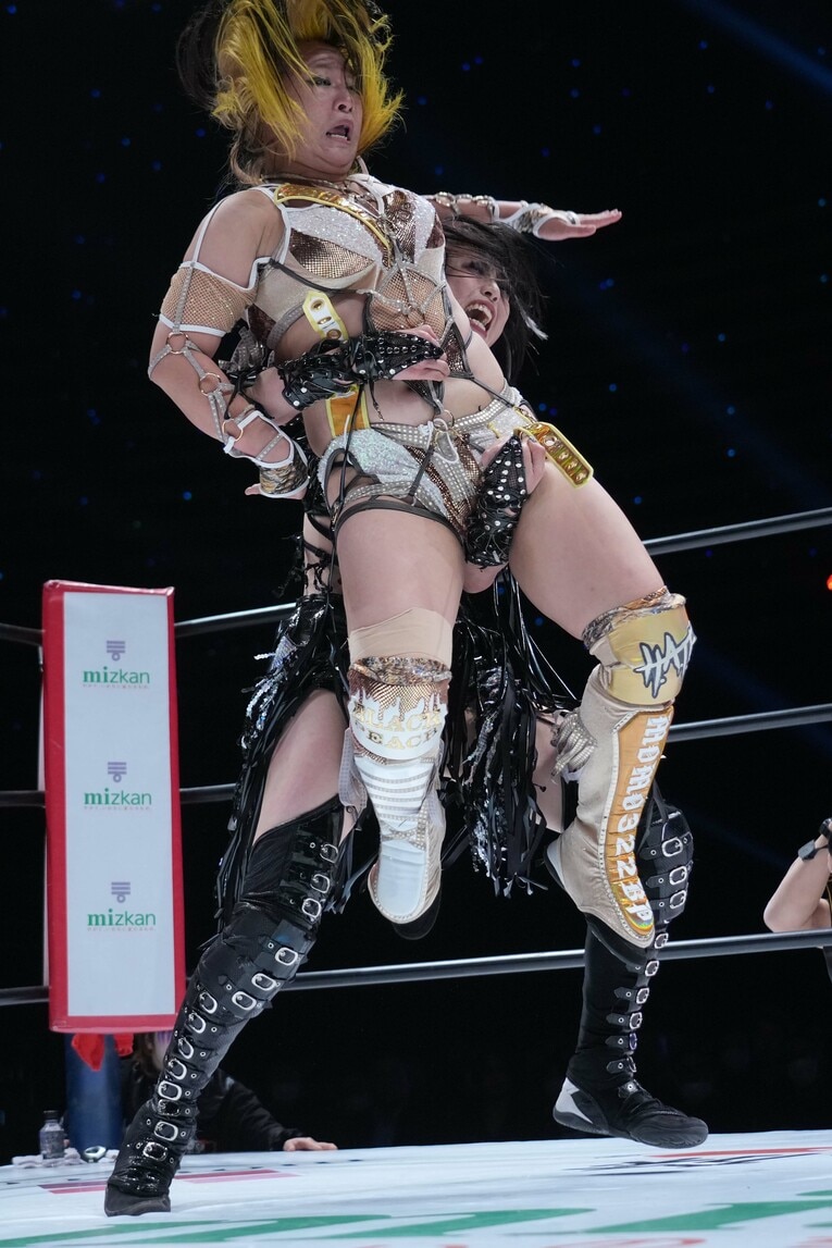 渡辺桃をバックドロップに持っていく上谷沙弥　©Essei Hara