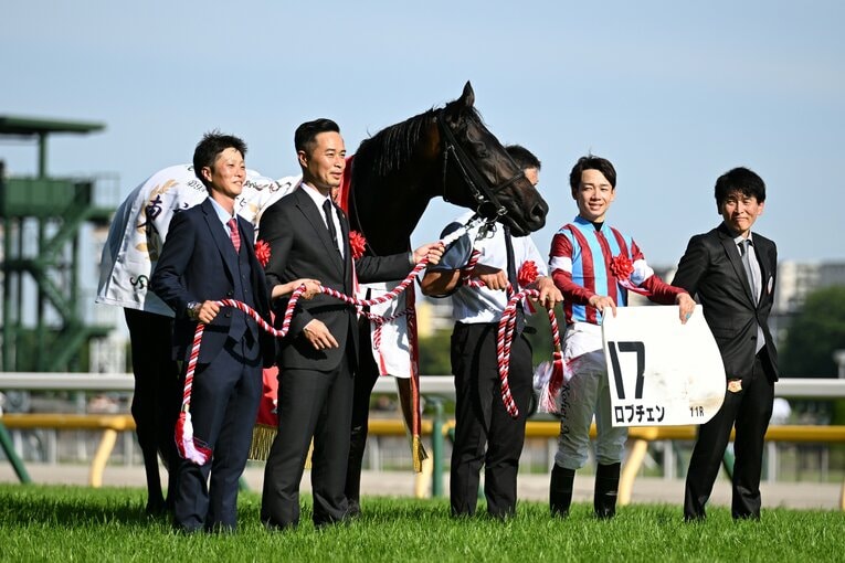 口取り式で。杉山晴紀調教師にとっても初めてのダービー制覇となった　©Keiji Ishikawa
