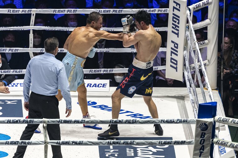 再びロープ際に追い詰められる村田　©Takuya Sugiyama