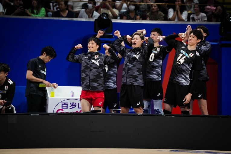 ラリーポーズを真似るベンチ（VNLアメリカ戦）　©︎Volleyball World