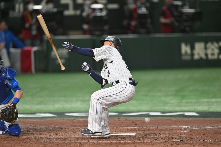 イタリア戦で大会4つ目の死球を喰らう吉田正尚　©︎Naoya Sanuki