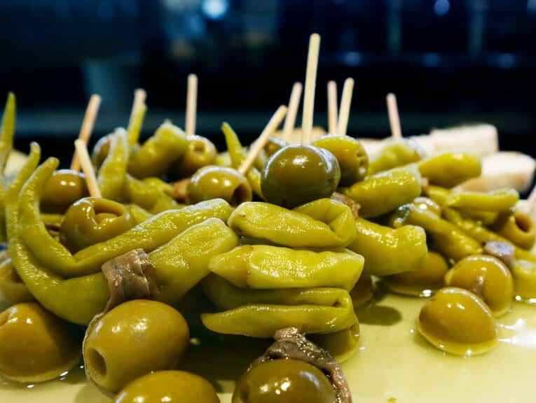 オリーブ、青唐辛子、アンチョビの伝統的ピンチョ　©Daisuke Nakashima