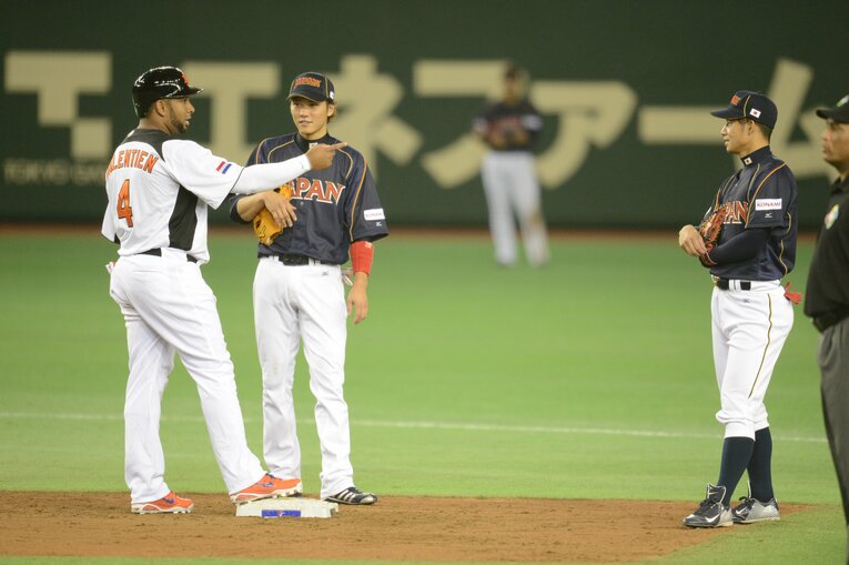 日本選手と談笑するバレンティン（2013年WBC）　©BUNGEISHUNJU