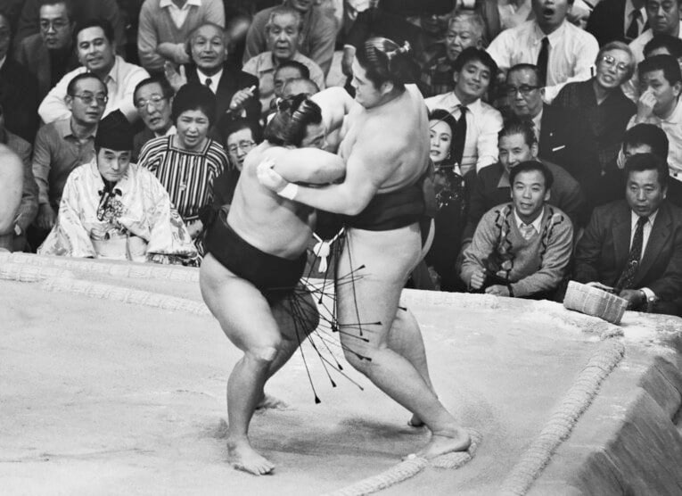 1986年の九州場所、千代の富士との千秋楽相星決戦に敗れて優勝を逃す　©JIJI PRESS