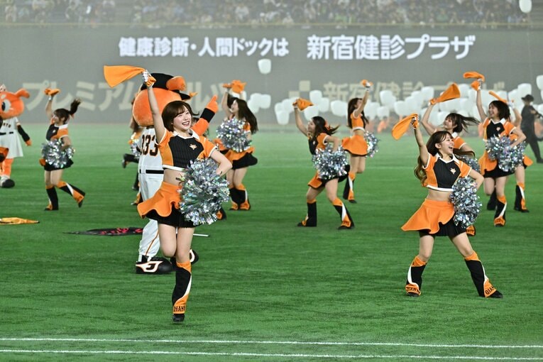 試合を盛り上げる巨人の公式マスコットガール「VENUS」　©Hideki Sugiyama