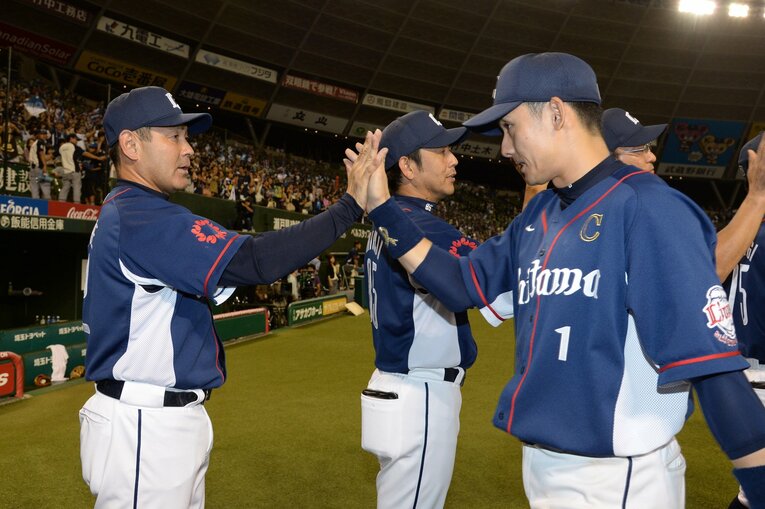 ハイタッチする2人（2014年）　©SANKEISHIMBUN