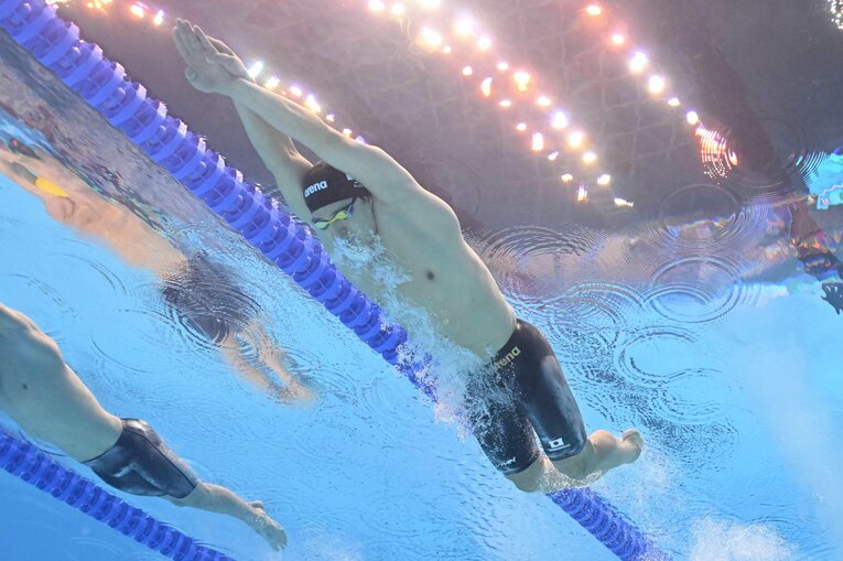 3位争いでライバル・カリシュに勝ち切った瀬戸。「パリ五輪での金メダル」が師弟の目標だ　©JIJI PRESS