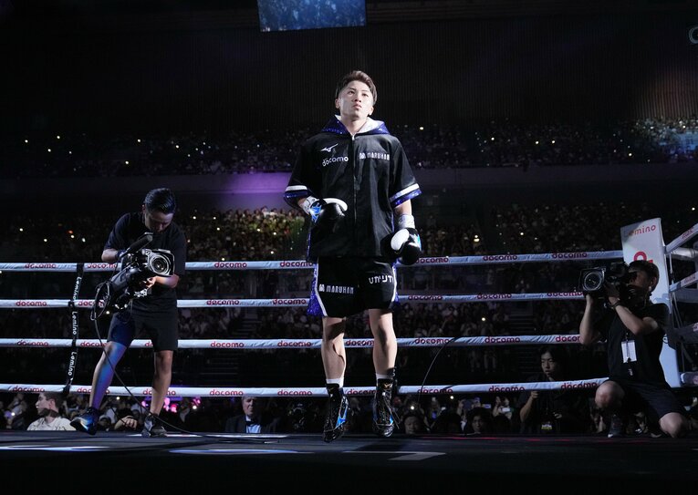 リングイン後、キャンバスの感触を確かめる井上尚弥　©Naoki Fukuda