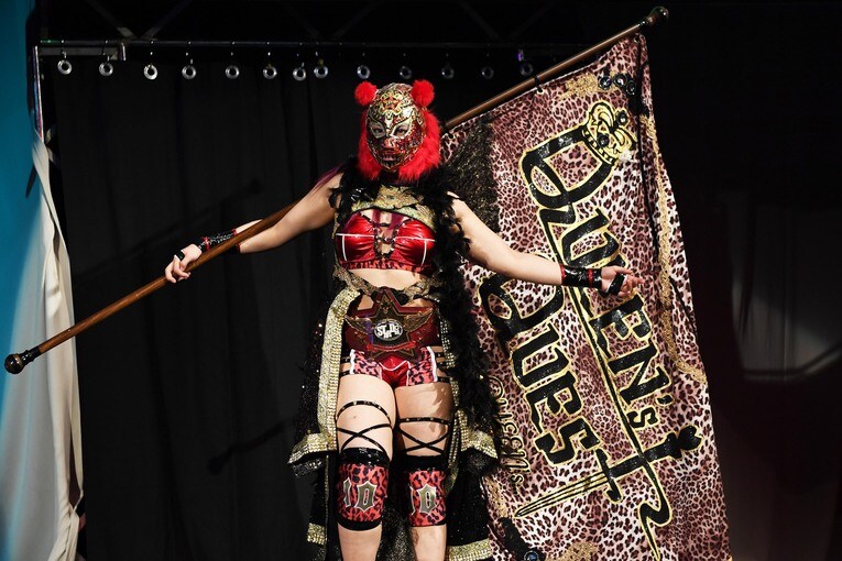 クイーンズクエストの旗を持つ紫雷イオ。2017年6月21日、後楽園ホール　©Essei Hara