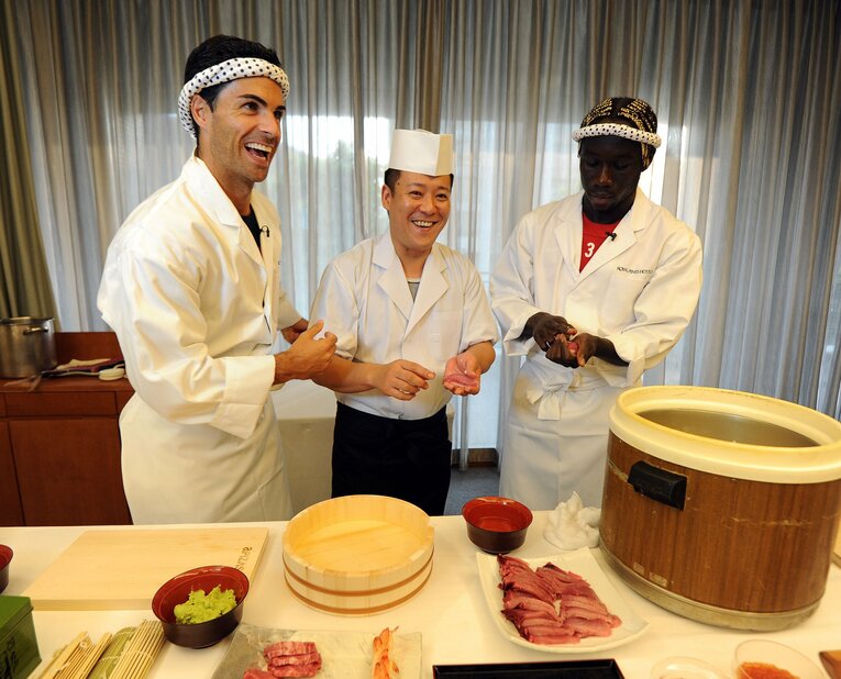 2013年の来日時、現役当時のアルテタと　©GettyImages