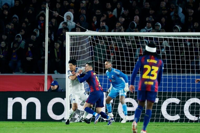 ボールのない瞬間にもレバンドフスキとの激しいやり合いが行われていた…写真は右へ続きます　©Daisuke Nakashima