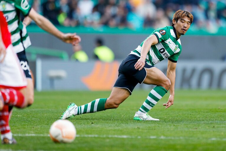 「モリタ、モリタ」とポルトガル地元カメラマン称賛…冨安健洋vs守田英正が「試合後にユニ交換」“EL日本人対決”を撮った(16)