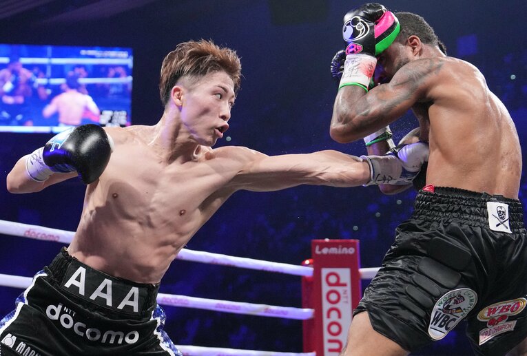 フルトンのボディを攻める井上尚弥　©Naoki Fukuda