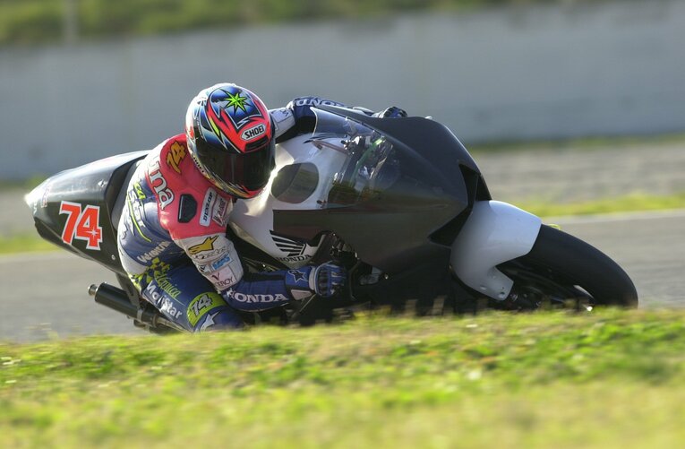 2001年12月、翌年からのMotoGP参戦に向け、NSR500をテストする加藤大治郎　©Satoshi Endo