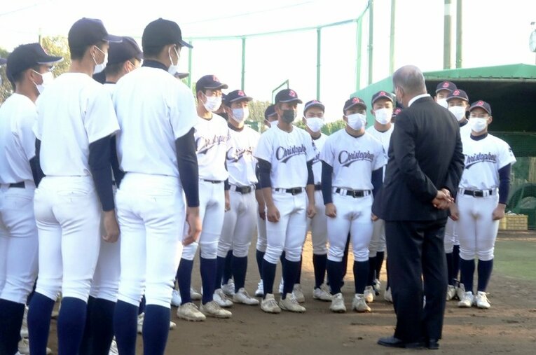 センバツ選考で落選し、上村敏正監督のもとに集まる聖隷クリストファーの選手たち　©KYODO