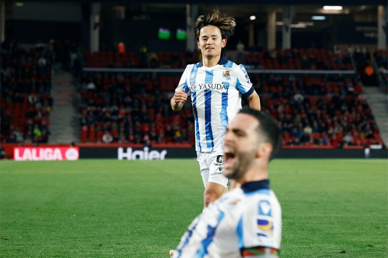 大喜びのメリノを祝福しに行く久保　©Daisuke Nakashima