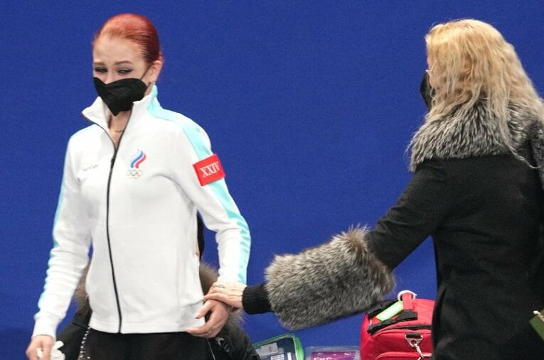 2月17日のフィギュア女子の表彰式直前、号泣しながらエテリコーチの腕を振りほどくトゥルソワ ／ photograph by JIJI PRESS