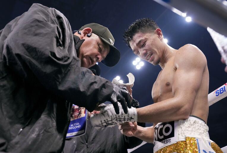 井上尚弥戦のルディ・エルナンデストレーナーと中谷潤人　©KYODO