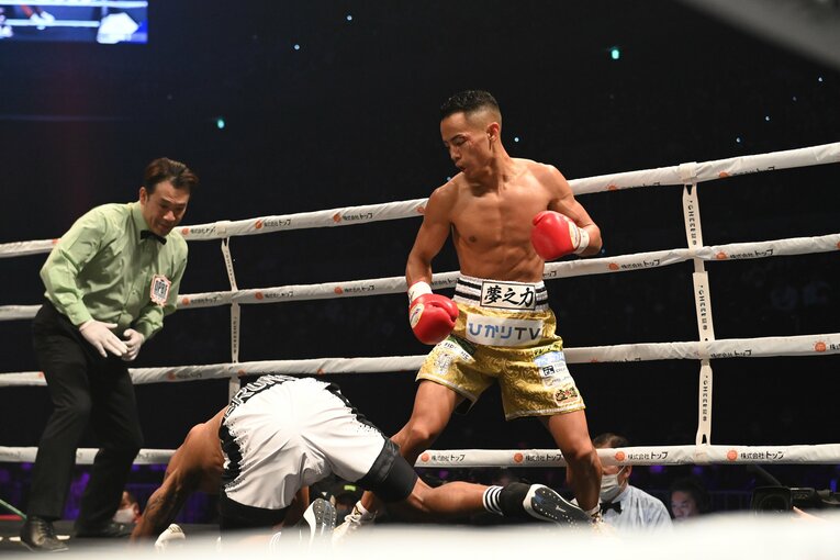 ダウンを奪った瞬間　©PXB WORLD SPIRITS／フェニックスバトル・パートナーズ