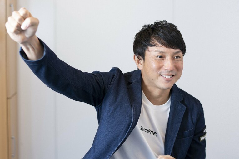 最近、野球に興味を持ち始めたという息子とその友達を集めて練習しているという川崎。結成した『ムネリン’s』ではルールやサインもすべて子どもたちが決める。「教えちゃうとみんな真似するだけになる。どうしたら打てるか、考えて感じることが一番大事なことだからね」　©︎Miki Fukano