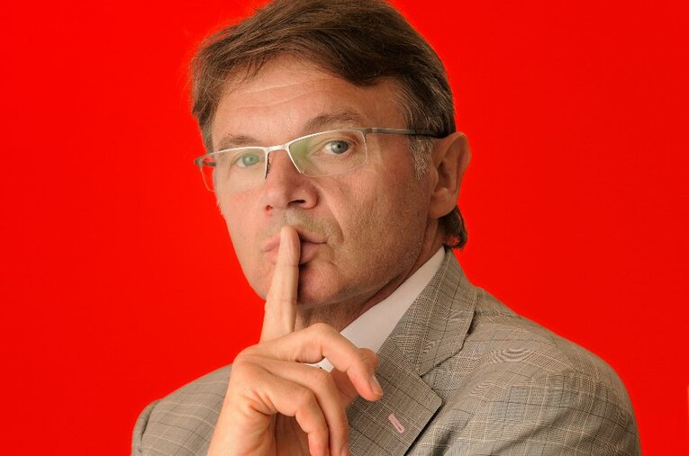 言葉は相変わらず辛辣でも、トルシエは敗戦を本当に残念そうにしていた ／ photograph by Miki Fukano