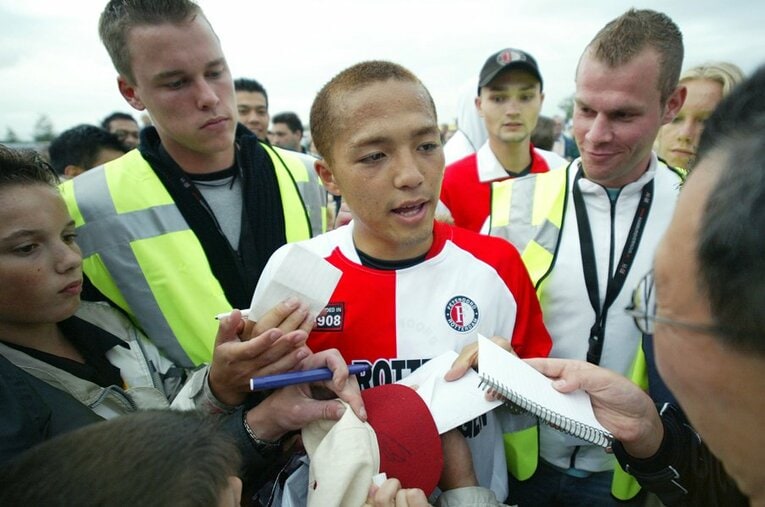 2001年7月、フェイエノールトの移籍会見でマスコミやファンに囲まれる小野伸二（当時21歳） ／ photograph by PICS UNITED/AFLO