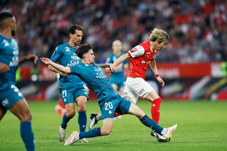 マークを引き連れ得意のドリブルを見せた　©Daisuke Nakashima