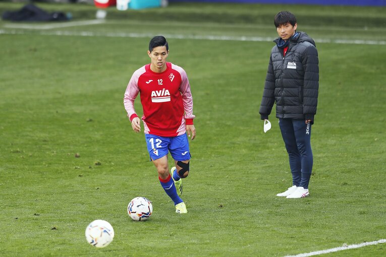 岡崎慎司と乾貴士が試合前笑顔で… 武藤嘉紀らリーガ勢は残留争いに生き残れるか【エイバルの美しい風景も激写】(11)