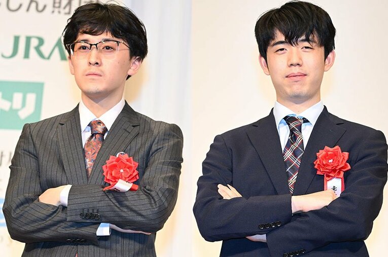 竜王戦、棋王戦、叡王戦とタイトル戦が続いている伊藤匠七段と藤井聡太八冠。ただ6年前には「記録係と対局者」というパターンがあった ／ photograph by Keiji Ishikawa