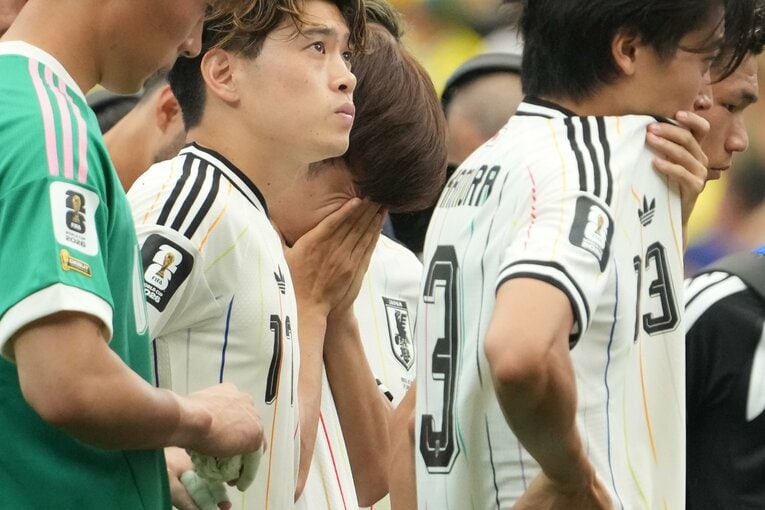試合後、両手で顔を覆う久保建英。オランダ戦での負傷が尾を引き、大会中の復帰は叶わなかった　©Masashi Hara